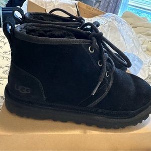 Ugg. Neumel. Black Size 8. Fairly new.